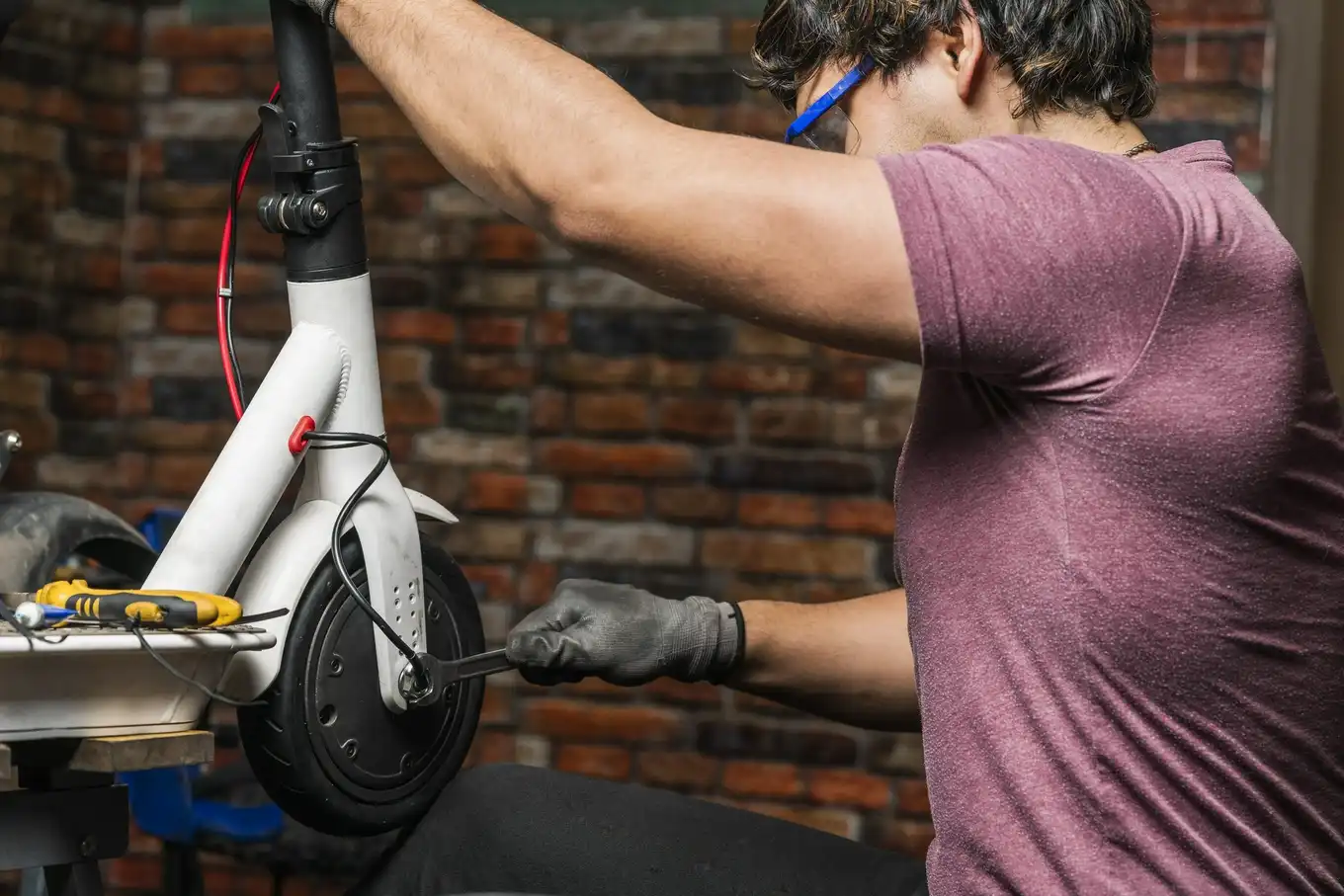 Typowe usterki hulajnóg elektrycznych – kiedy warto udać się do serwisu?